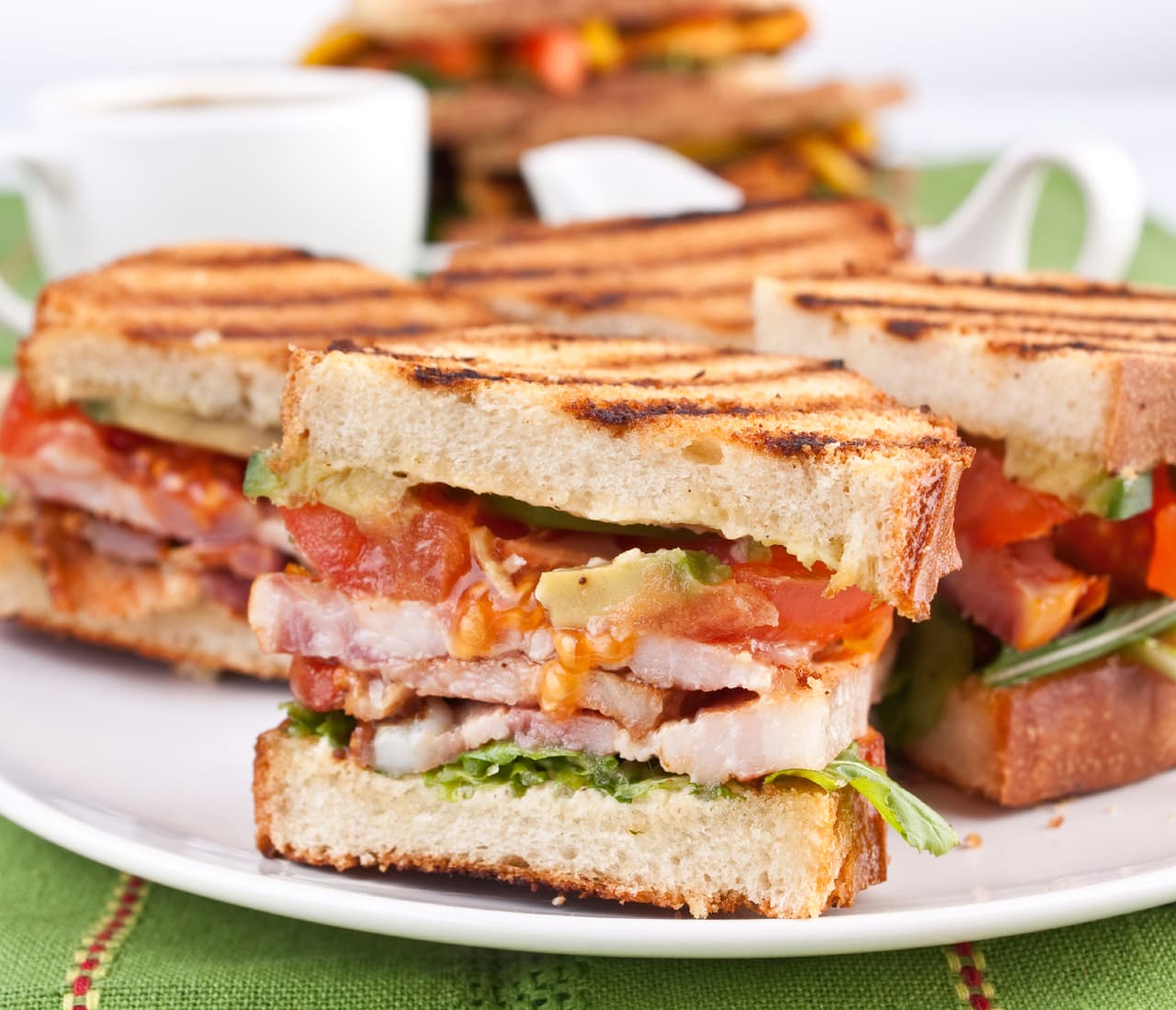 Prepara uno con filete de pescado, pollo o incluso carne de res para la comida. Haz tu salsa favorita y acompaña con ensalada.