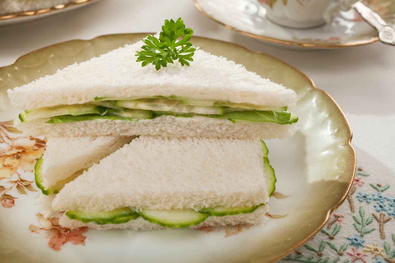 Si estas a dieta y además eres súper verde, prepara uno de pepino, aguacate y lechuga con pan sin corteza, y dale un toque de sabor con un poquito de queso crema.