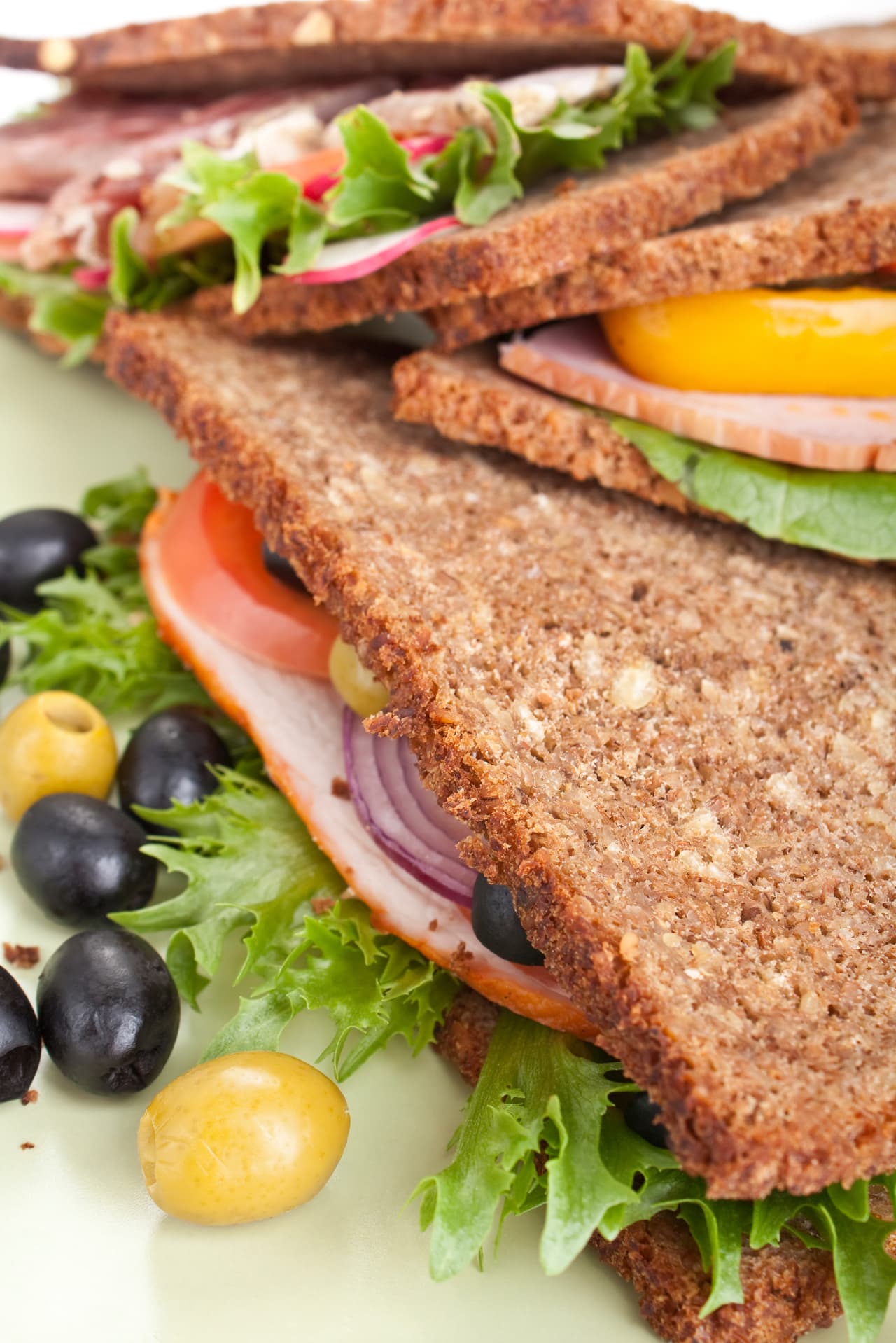 Uno de jamón de york también es perfecto para el medio día. Agrégale aceitunas negras, o una rebanada de piña incluso. Como toque final añade un aderezo de chipotle del que seguro te enamorarás.