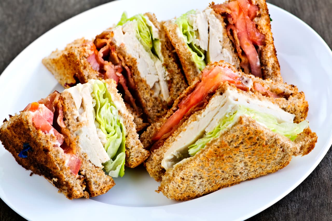 Para la hora de la comida estas panetas también pueden ser tu elección, Haz un club sandwich de tocino y pechuga de pollo. Ya que la comida es un plato fuerte en tu alimentación puedes prepararlo incluso de tres niveles.