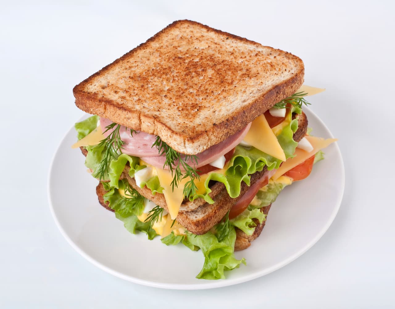 Una de las maneras más tradicionales de hacer sandwiches es con alguna carne fría como jamón, chuleta ahumada, pavo, tocino, salchicha etc. Pero ¿Lo has probado con todas ellas en uno solo? intenta este mega sandwich del que no te arrepentirás y agrega lechuga.