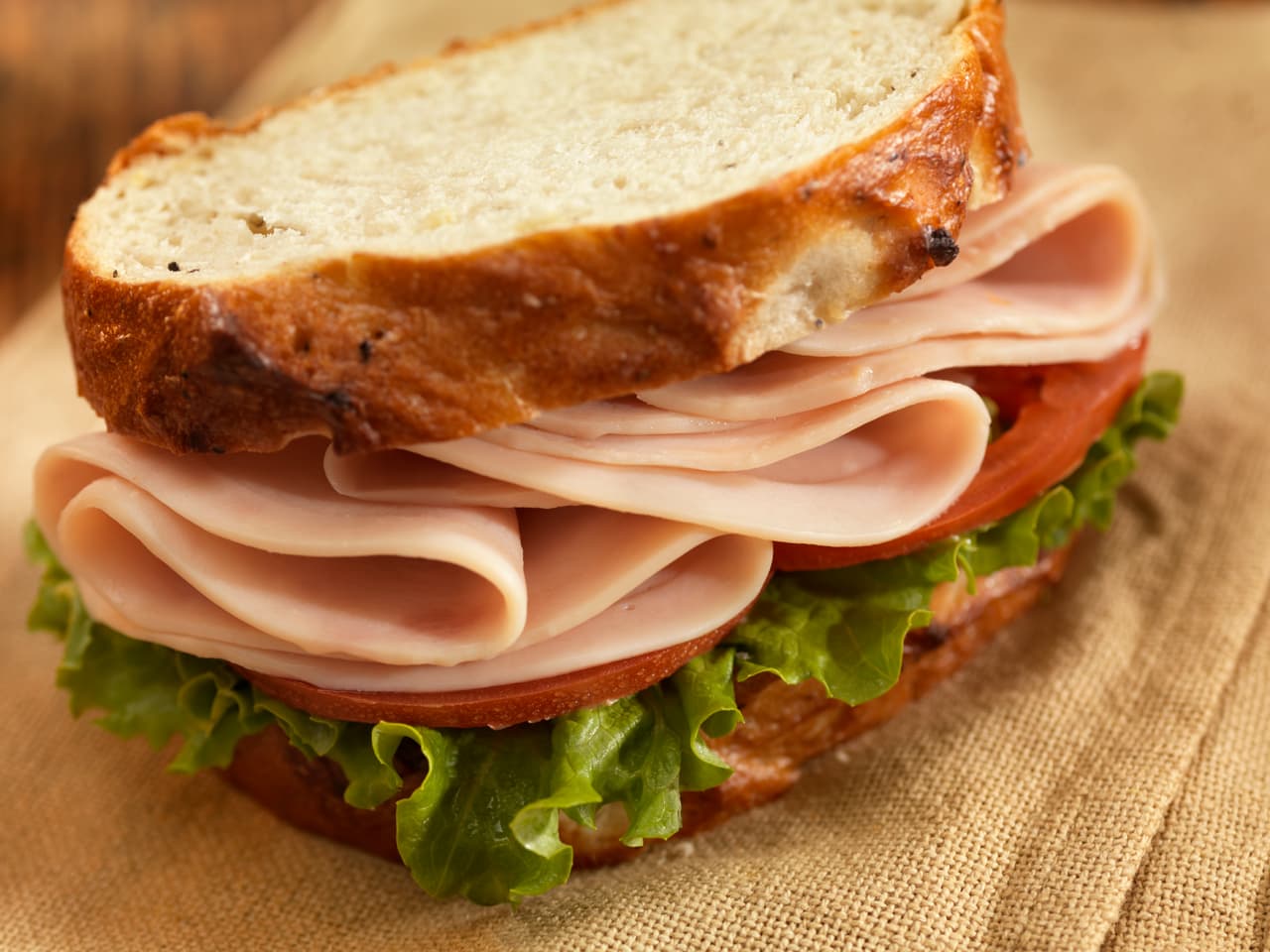 Haro asegura que un ejemplo de almuerzo saludable puede ser un emparedado que lleve dos tapas de pan, jamón, queso, aguacate y un tomate.
<br>