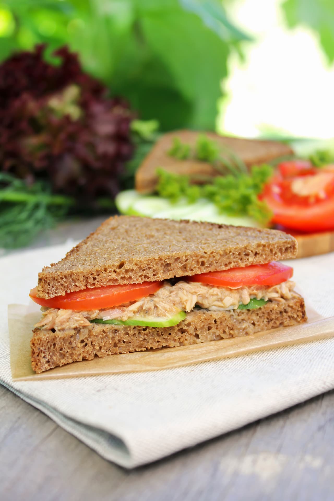 Atún: Es muy fácil de preparar ya que solo lo sirves en el pan luego de sacarlo de la lata. La mejor forma de acompañar este sandwich es con jitomate, aguacate y un poco de mayonesa.