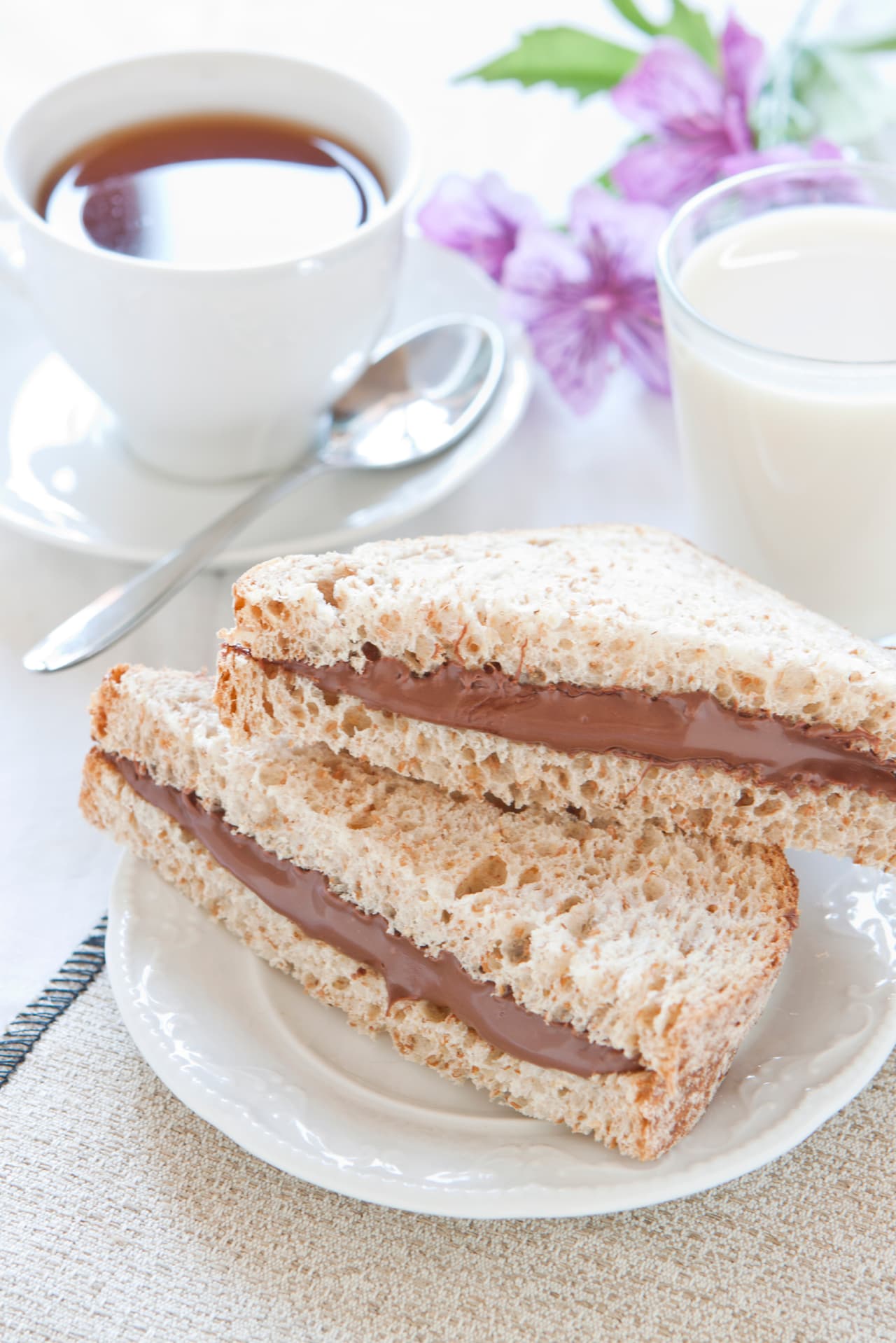 Con crema de avellana. Prepáralo con un pan de avena y dale la energía necesaria a tu día con esta paneta dulce.