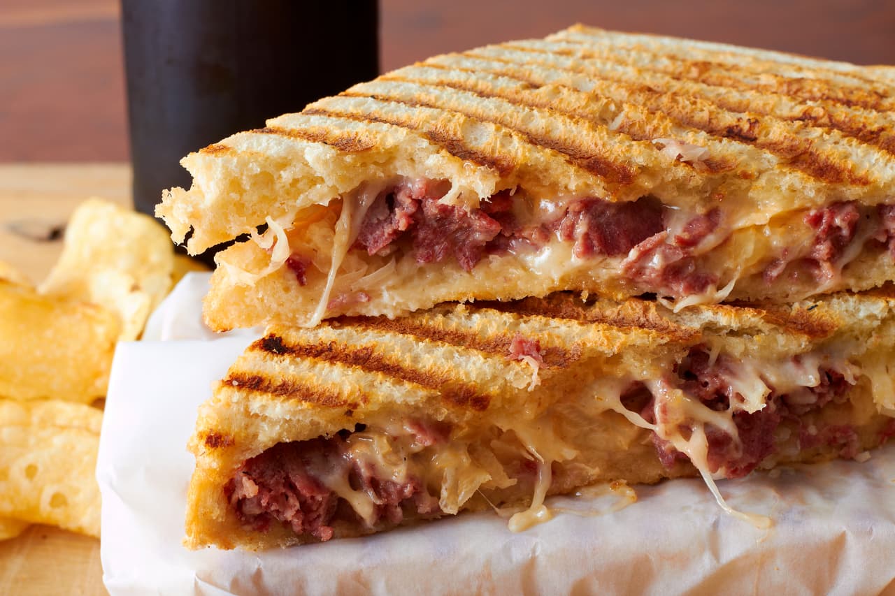Salami ahumado y queso gratinado. escoge el queso que más te guste y prepara tu sandwich con salami. Tuéstalo a tu gusto en el grill y deja que el queso se gratine. ¡Delicioso!