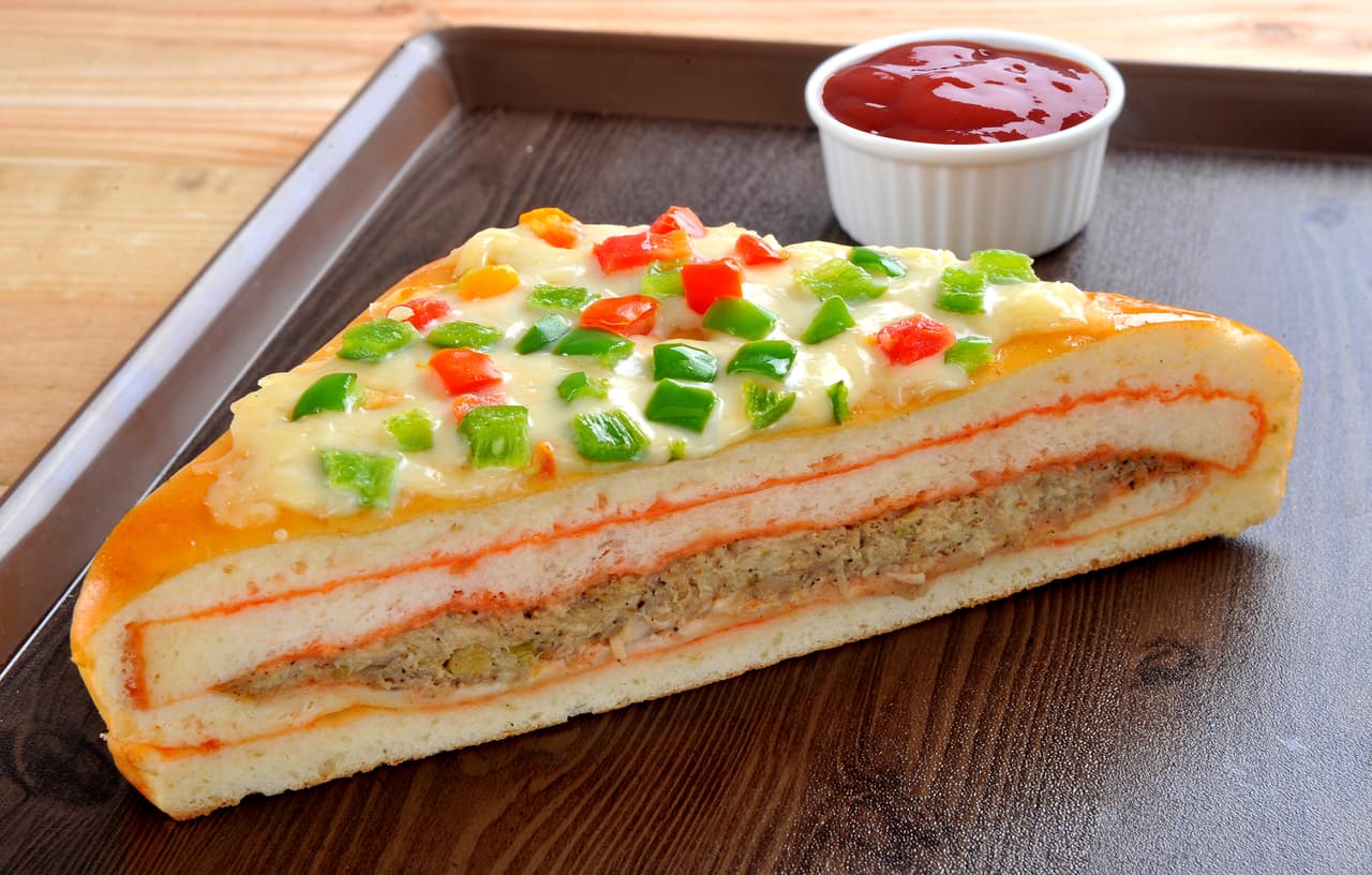Sandwich Pizza. Para los amantes de ambos apetitivos su sueño se ha hecho realidad. Hazlo con queso mozzarella, pierna y salamí o incluso atún. al finalizar, agrega queso mozzarella con cubitos de pimiento morrón y gratina. ¿No se te hizo agua la boca?