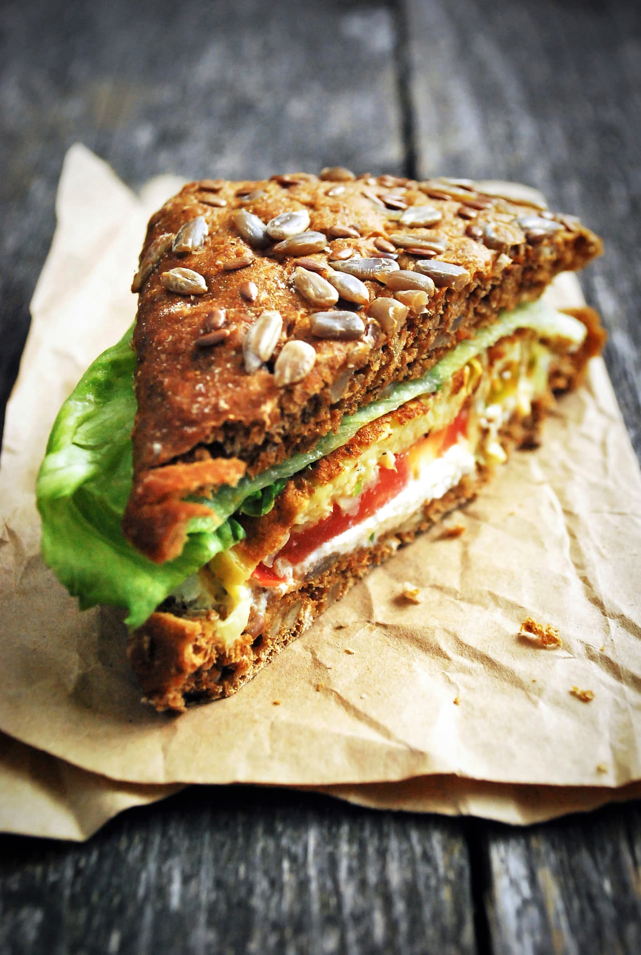 El pan negro de especias le da un sabor muy diferente a tus sandiwches, pero también prueba comer estos con queso crema y pechuga de pollo empanizada, seguro te encantará.