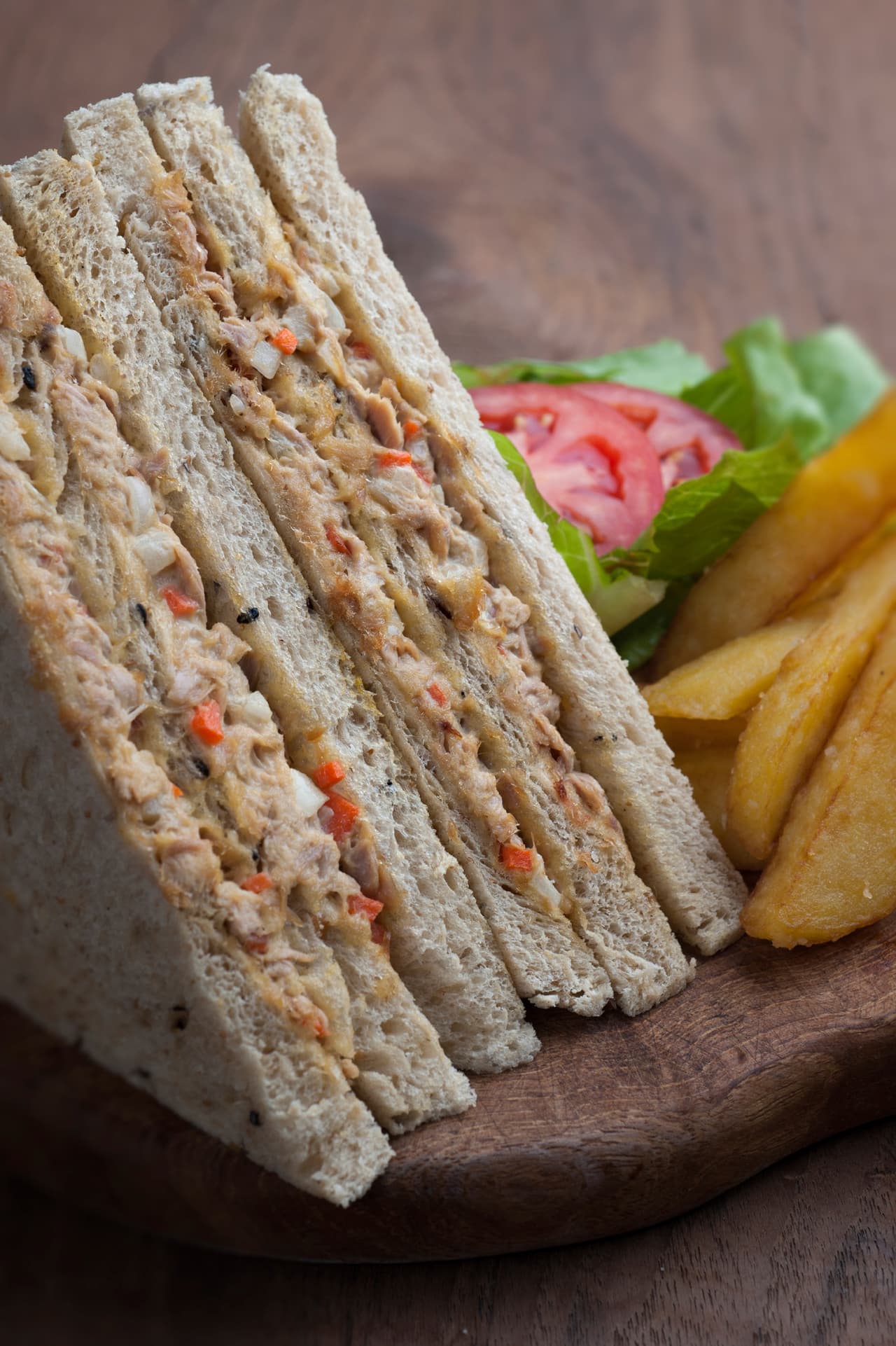 También puedes hacer una ensalada de atún con verduras y mayonesa para hacerlo más rico y divertido.