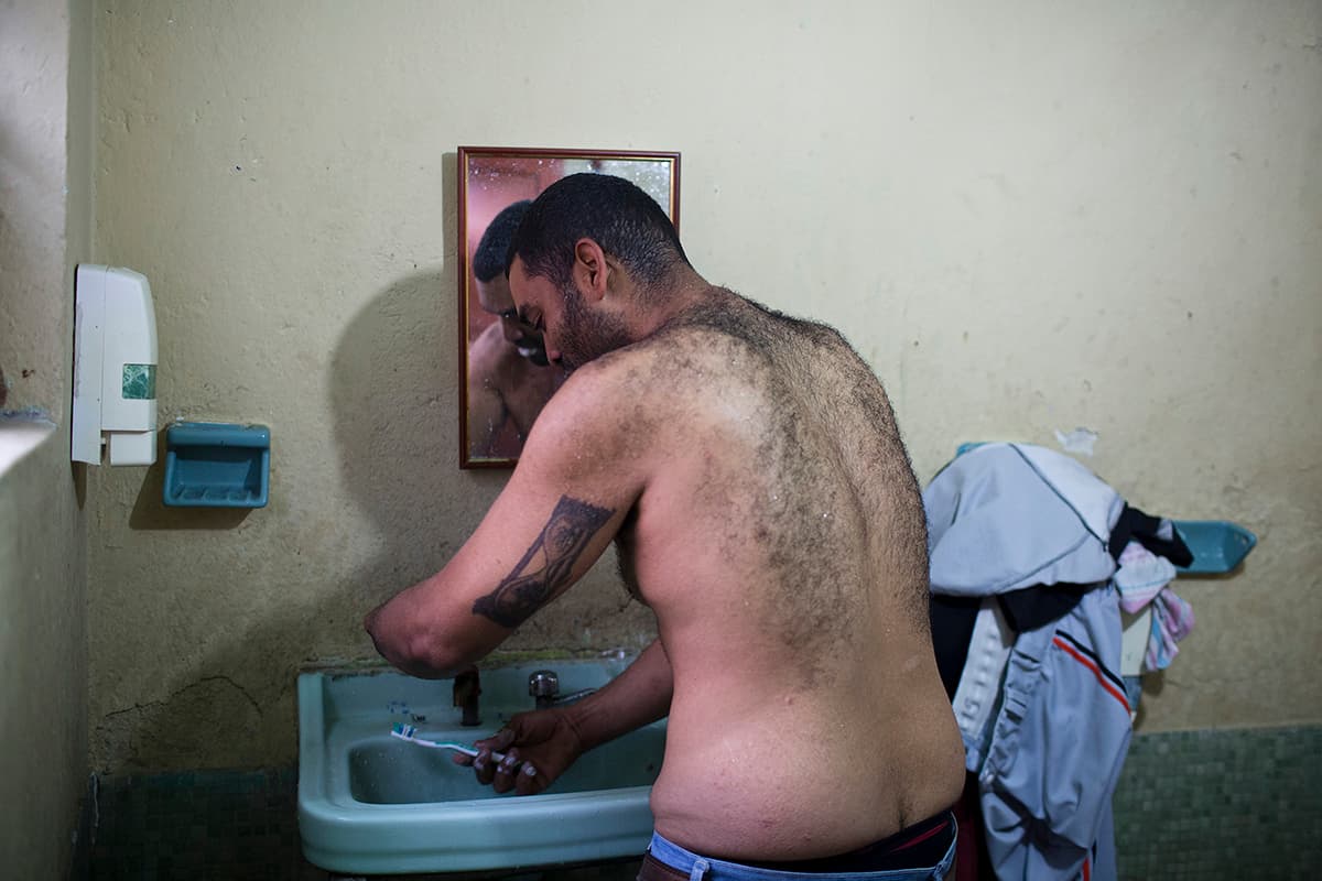 En la casa adaptada como albergue y conocida como Jesús del Migrante los venezolanos toman turnos para usar uno de los dos baños de la casa.