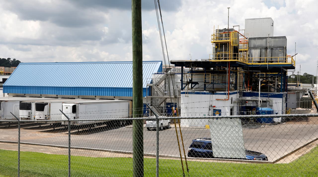 Bryan Cox, director de comunicaciones de la región sur para el Servicio de Inmigración de los Estados Unidos, dijo a Univision Noticias que "agentes especiales de Investigaciones del DHS y de ICE estaban ejecutando órdenes de registro federales este miércoles en múltiples ubicaciones en todo el estado de Mississippi como parte de una operación coordinada con la Oficina del Fiscal Federal para el Distrito Sur de Mississippi".