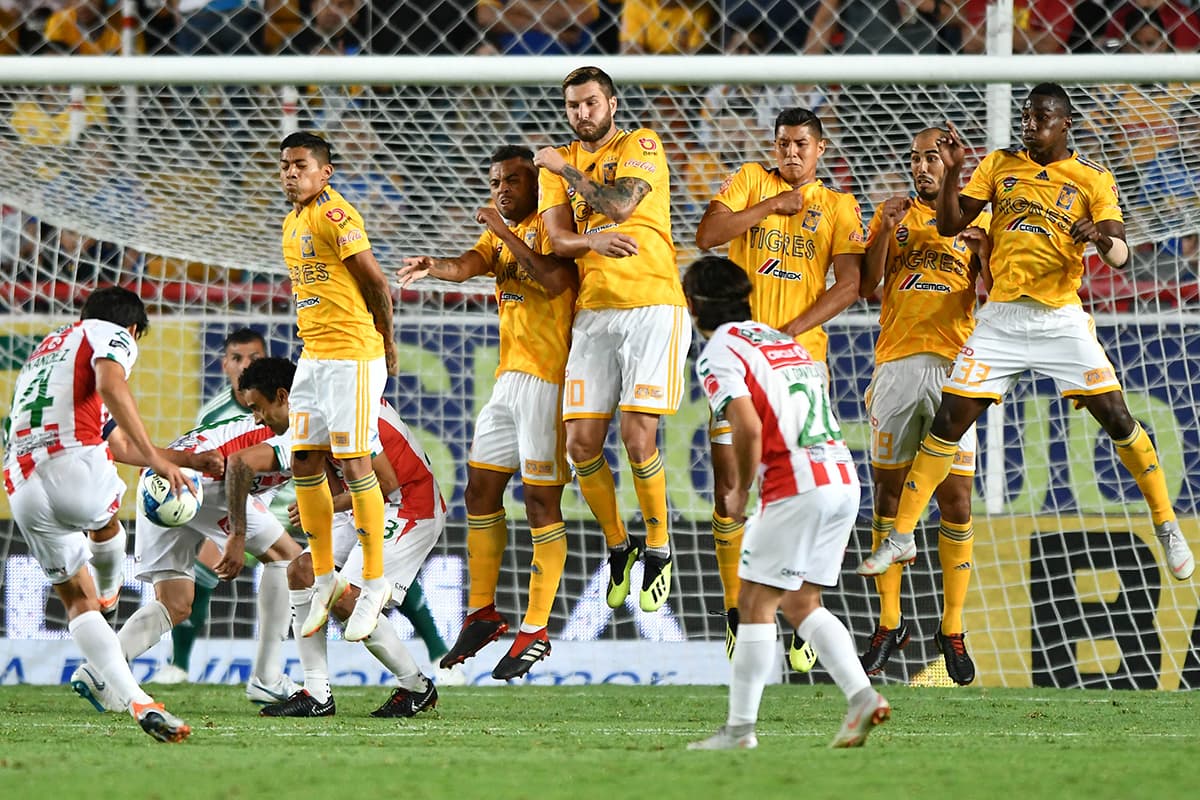 De tiro libre también intentó marcar Necaxa, pero para los dos equipos fue complicado encontrar el gol, por lo que el 1-1 resulta justo.
