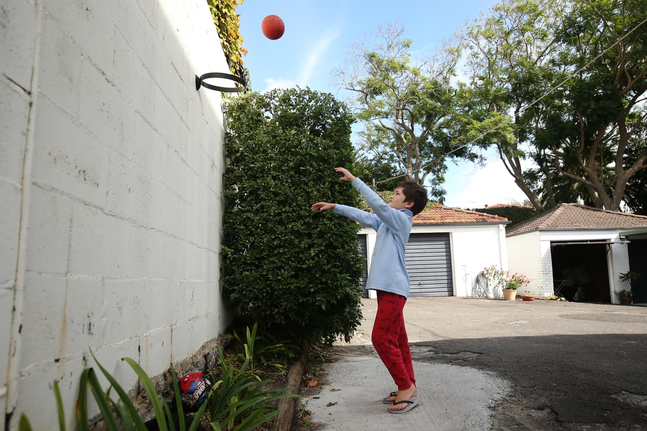 3. El 
<b>movimiento es fundamental</b>. Realiza pausas activas en las que tu hijo pueda hacer actividades físicas cortas que despejen su mente y lo preparen para enfocar nuevamente su atención.