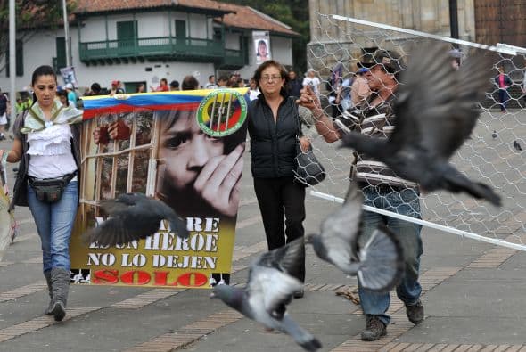 Algunos portaban pancartas que decían: "Pedimos cárcel a las FARC y a Timochenko (máximo lider guerrillero)" y "Terroristas, mentirosos: cero inmunidad".