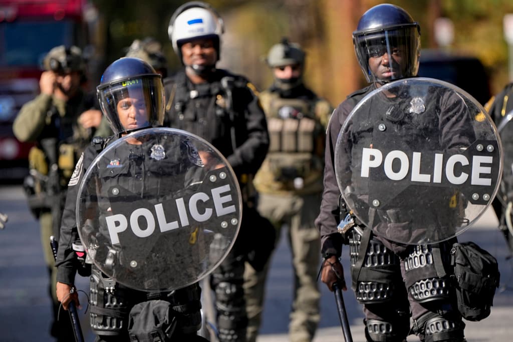 Los opositores dicen que la instalación podría conducir a una mayor militarización de la policía y que su construcción en South River Forest empeorará el daño ambiental en un área pobre y de mayoría negra.
<br>