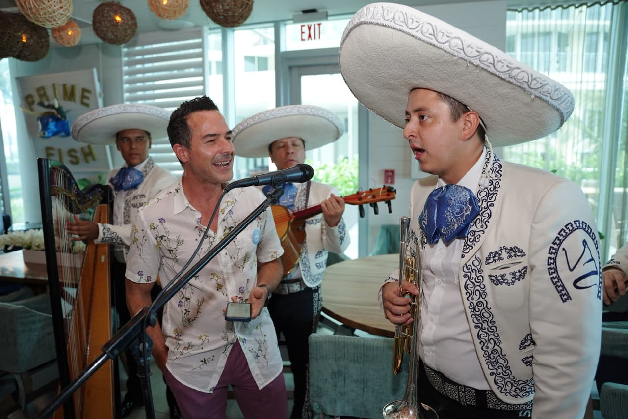 ¡La fiesta no paró! Así que nuestro presentador aprovechó para cantar a todo pulmón con el mariachi.