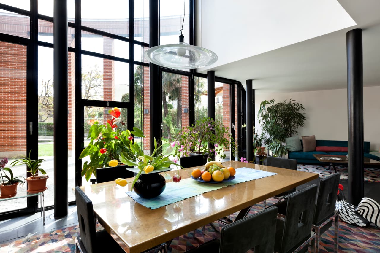 Sin embargo, existen otros lugares en donde podrían lucir increíbles y que son poco comunes para decorar con plantitas.