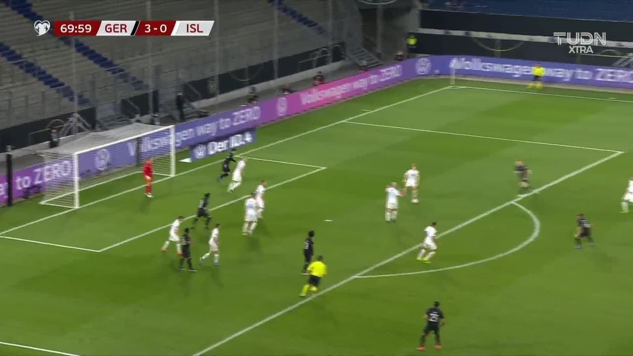 ¡CERCA! Serge Gnabry disparó que se estrella en el poste.