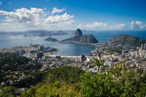 <b>Río de Janeiro, Brasil.- </b>Aunque podríamos pensar que en esta ciudad todo es fiesta y carnavales, el estrés también afecta a sus habitantes y la coloca en el puesto número 7 de la lista. La violencia e inseguridad son el primer factor que afecta la estabilidad emocional de las personas de esta ciudad, incluso se han implementado programas de yoga para los habitantes de zonas consideradas 'puntos rojos' para reducir sus niveles de estrés y evitar más casos de agresiones.