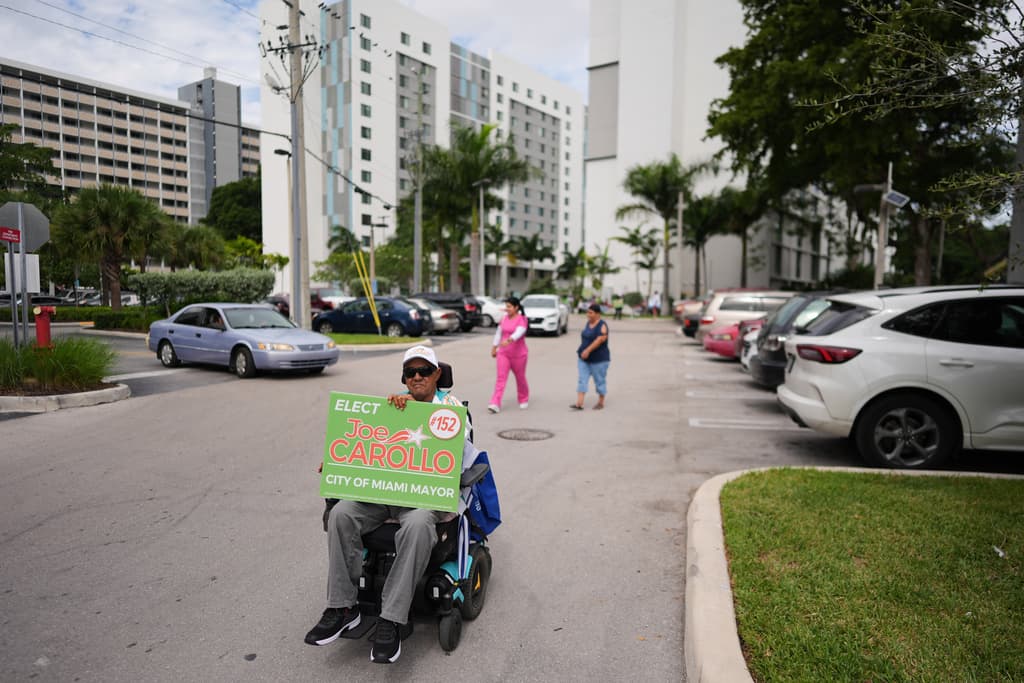 Según los resultados preliminares publicados por autoridades electorales locales la noche del 4 de noviembre de 2025, Eileen Higgins obtuvo aproximadamente el 36% de los votos, posicionándose en primer lugar. Emilio T. González avanzó a la segunda vuelta con cerca del 20%, mientras Ken Russell quedó muy cerca en tercer sitio. Estas cifras confirmaron que la contienda seguiría abierta hasta la jornada del 9 de diciembre.
<br>