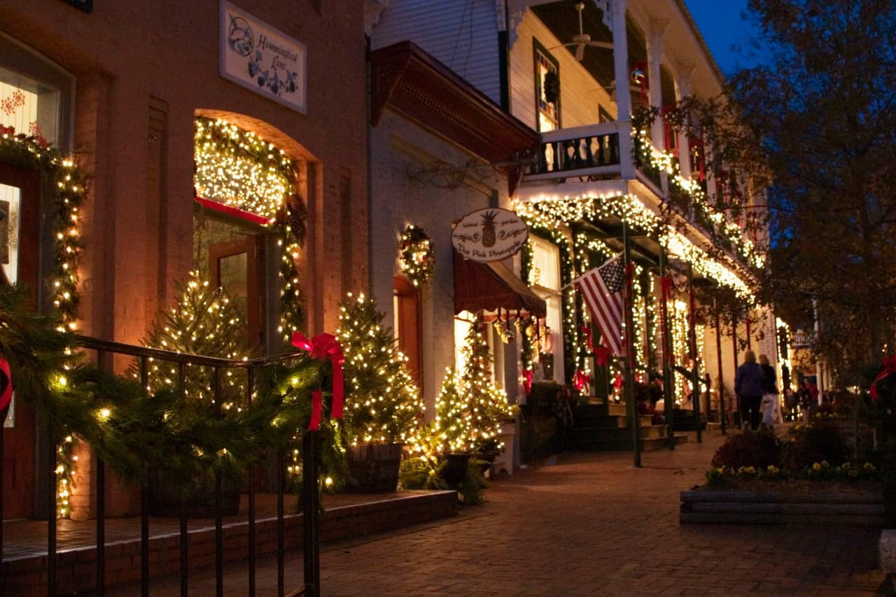 <b>Dahlonega</b>
<br>
<b>Sitio web</b>: 
<a href="https://www.dahlonega.org/events/holiday/old-fashioned-christmas/">https://www.dahlonega.org/events/holiday/old-fashioned-christmas/</a> 
<br>
<a href="https://maps.app.goo.gl/q1X3fMoaXvkCoiHs6"><b>Cómo llegar</b></a>
<b> </b>
<br>
<br>La ciudad celebra con árboles de Navidad, muérdago y miles de luces parpadeantes que adornan la histórica Dahlonega desde el viernes después del Día de Acción de Gracias con la iluminación de la plaza hasta fin de año.