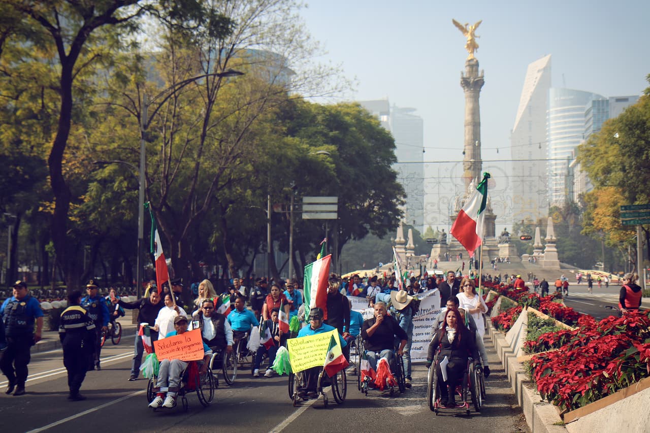 <b>Puesto 21. Paseo de la Reforma, Ciudad de México.</b>
<br>
<br>La publicación Time Out resalta que esta avenida de la capital mexicana es rica en historia, cultura y opciones gastronómicas. Existe desde principios del siglo XIX, cuando el emperador Maximiliano I emitió la orden de construir una calle para conectar su residencia en el Castillo de Chapultepec con su oficina en el Palacio Nacional. 
<br>
<br>Hoy en día, la avenida es el lugar de multitudinarias manifestaciones, desfiles y conciertos. Encontrará desde taquerías económicas hasta los restaurantes más exclusivos de la ciudad, y también galerías y museos. 
<br>