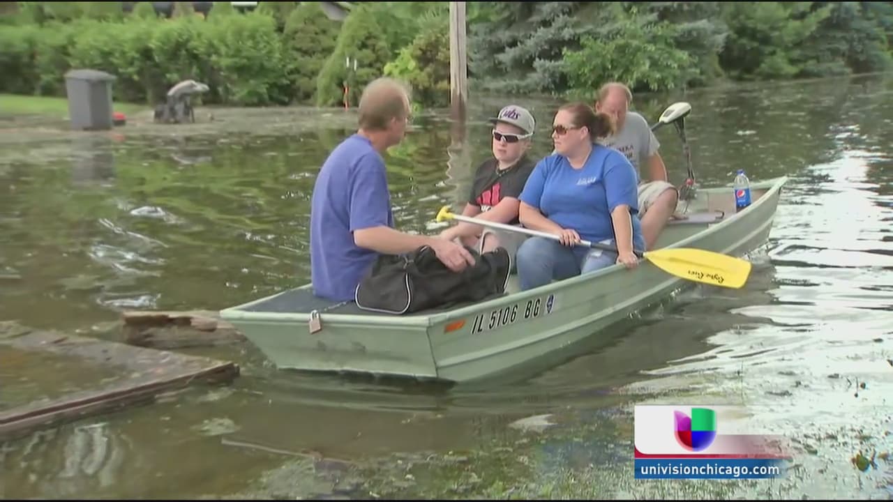 Decenas de familias perdieron todo luego que sus casas y las calles de la comunidad quedaran bajo agua.