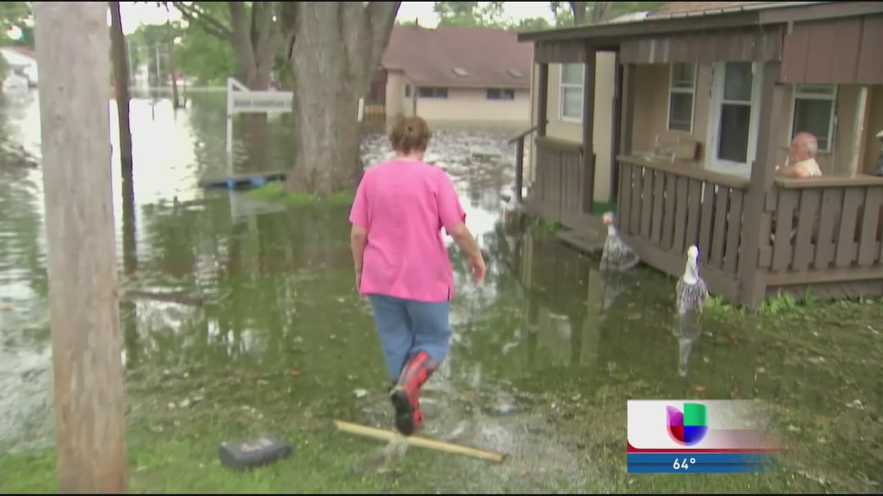 Decenas de familias perdieron todo luego que sus casas y las calles de la comunidad quedaran bajo agua.