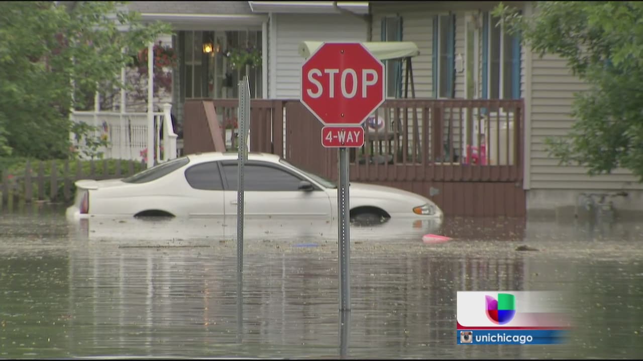 Decenas de familias perdieron todo luego que sus casas y las calles de la comunidad quedaran bajo agua.