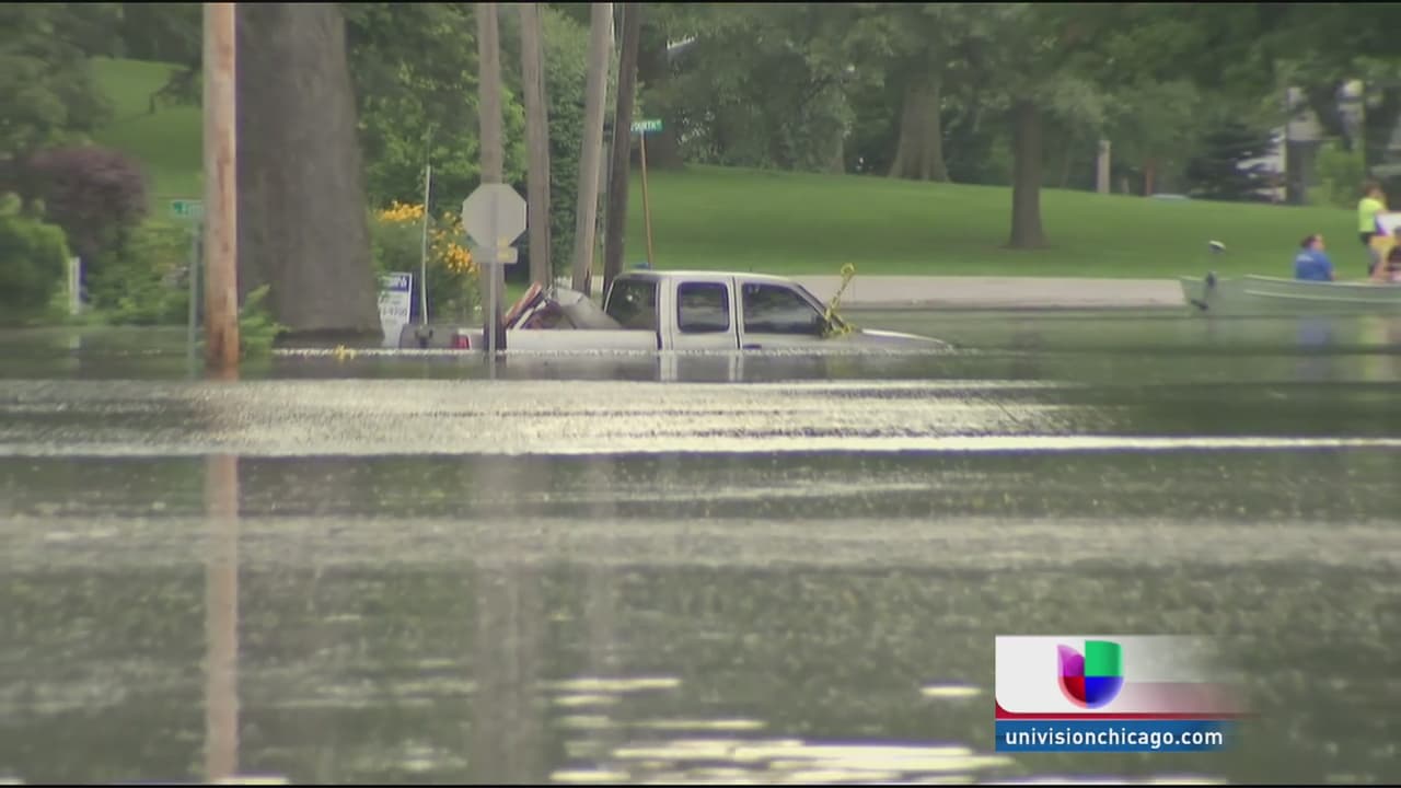 Decenas de familias perdieron todo luego que sus casas y las calles de la comunidad quedaran bajo agua.
