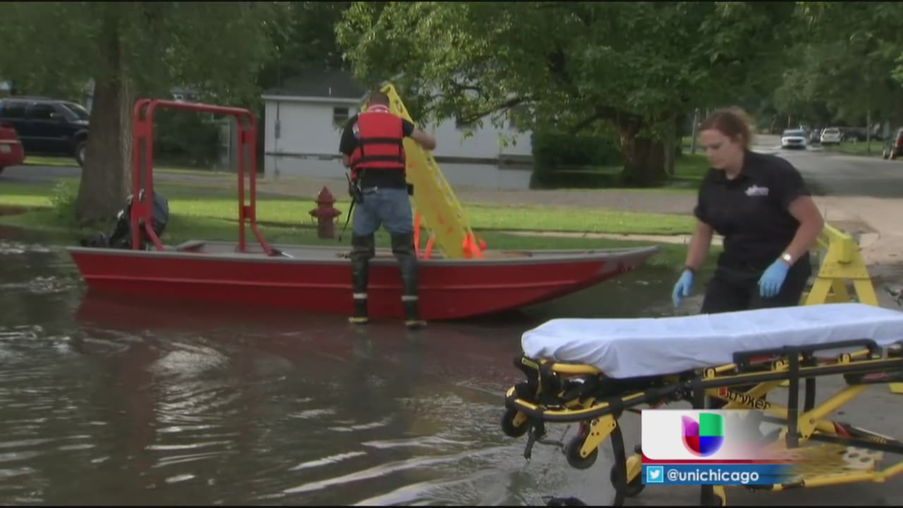 Decenas de familias perdieron todo luego que sus casas y las calles de la comunidad quedaran bajo agua.