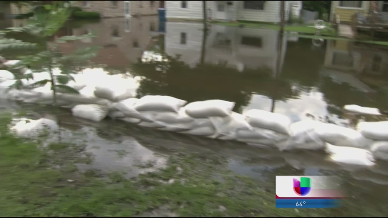 Decenas de familias perdieron todo luego que sus casas y las calles de la comunidad quedaran bajo agua.