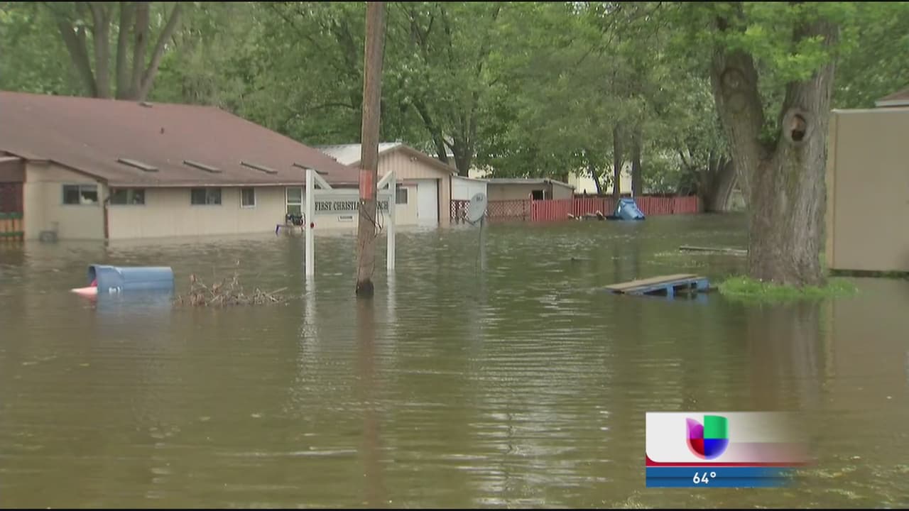 Decenas de familias perdieron todo luego que sus casas y las calles de la comunidad quedaran bajo agua.