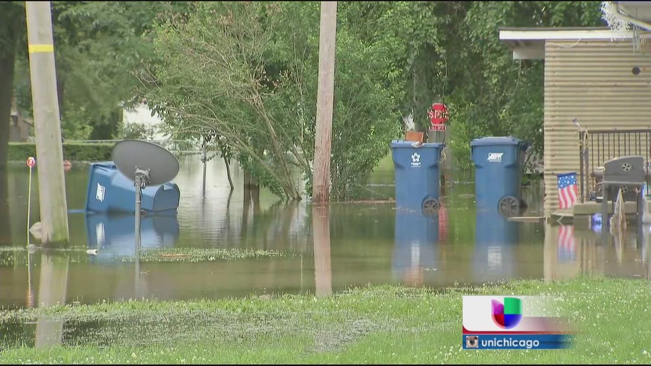 Decenas de familias perdieron todo luego que sus casas y las calles de la comunidad quedaran bajo agua.