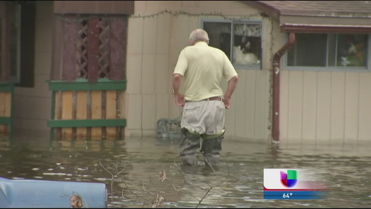 Decenas de familias perdieron todo luego que sus casas y las calles de la comunidad quedaran bajo agua.