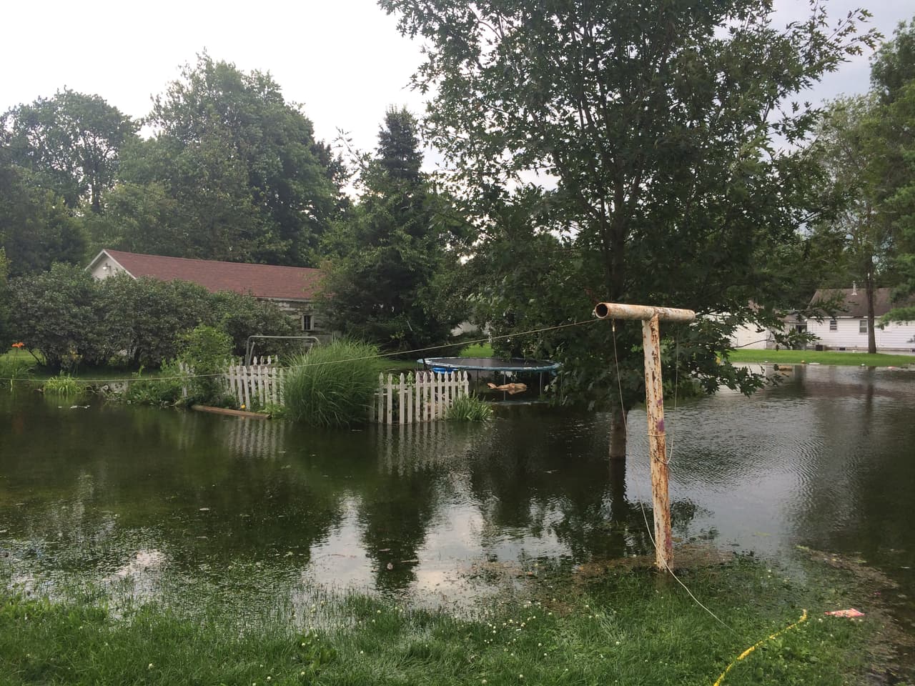 Decenas de familias perdieron todo luego que sus casas y las calles de la comunidad quedaran bajo agua.