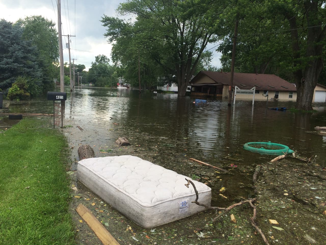 Decenas de familias perdieron todo luego que sus casas y las calles de la comunidad quedaran bajo agua.