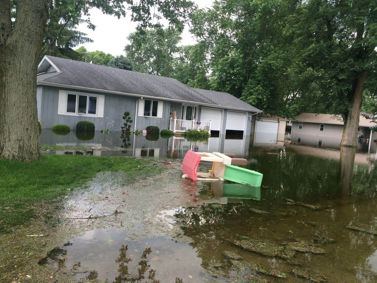 Decenas de familias perdieron todo luego que sus casas y las calles de la comunidad quedaran bajo agua.