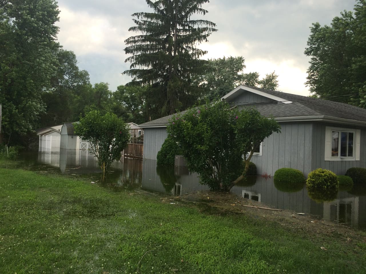 Decenas de familias perdieron todo luego que sus casas y las calles de la comunidad quedaran bajo agua.