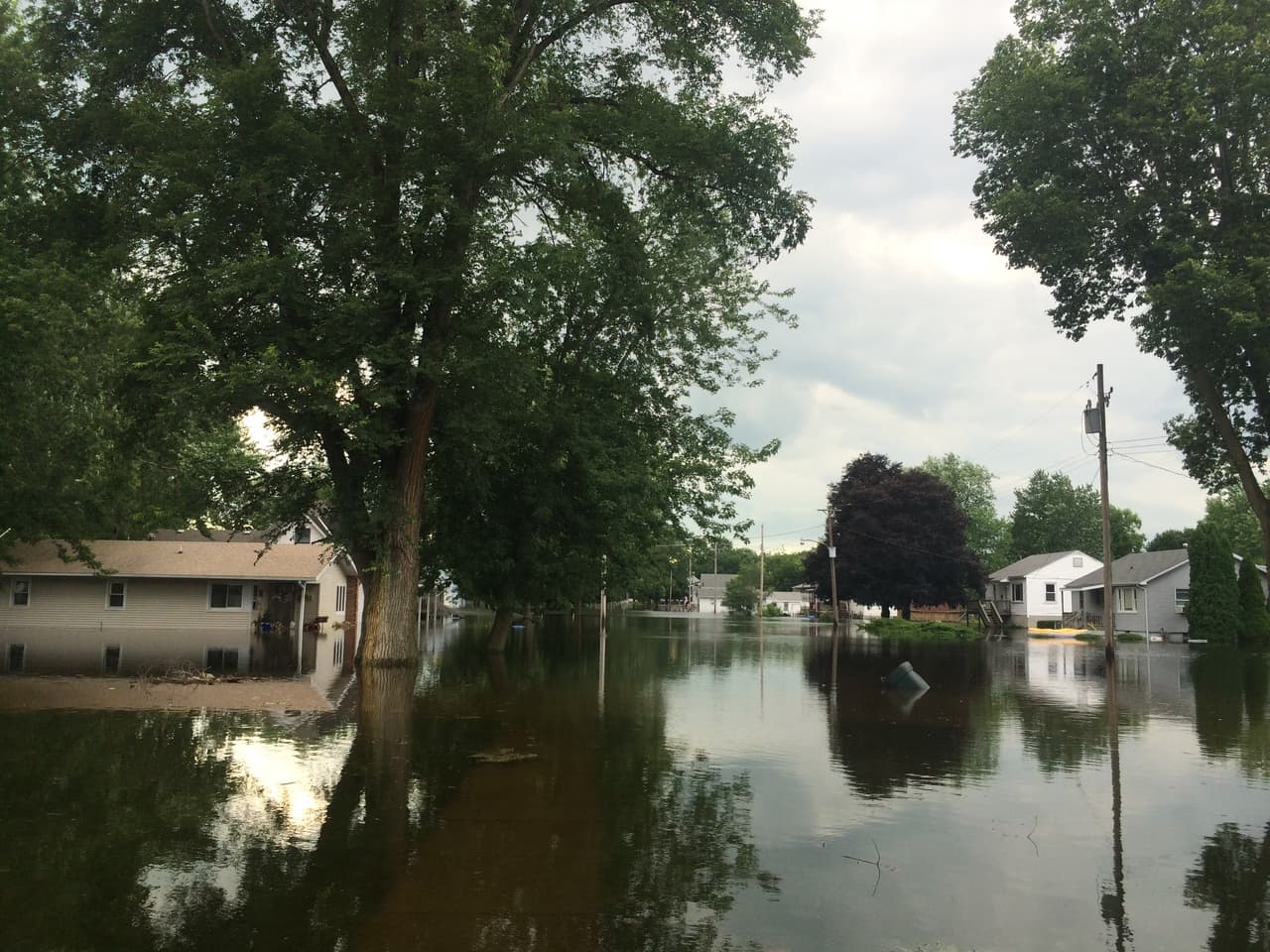 Decenas de familias perdieron todo luego que sus casas y las calles de la comunidad quedaran bajo agua.