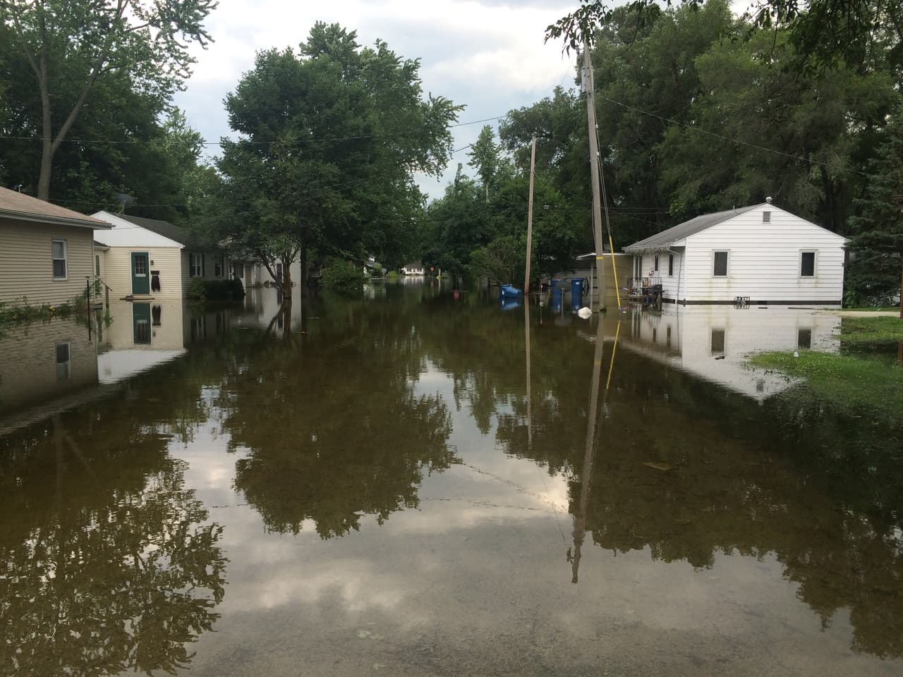 Decenas de familias perdieron todo luego que sus casas y las calles de la comunidad quedaran bajo agua.