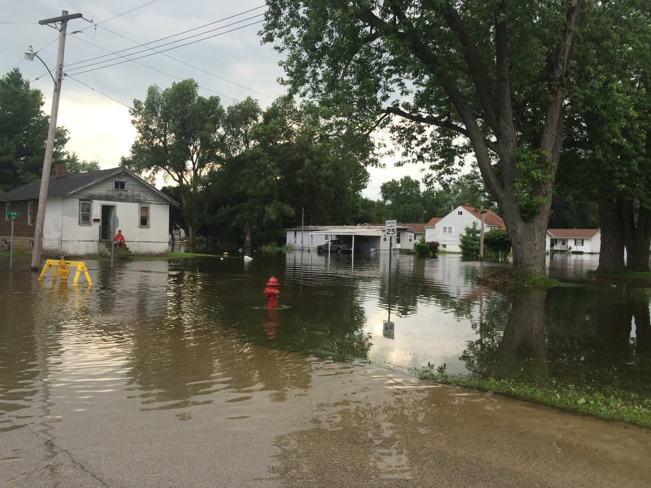 Decenas de familias perdieron todo luego que sus casas y las calles de la comunidad quedaran bajo agua.