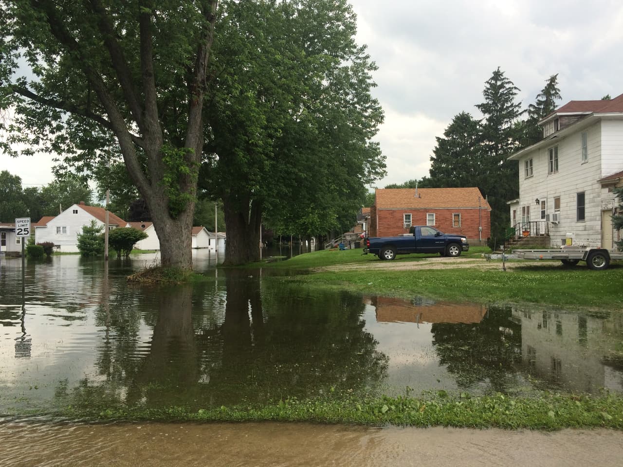 Decenas de familias perdieron todo luego que sus casas y las calles de la comunidad quedaran bajo agua.