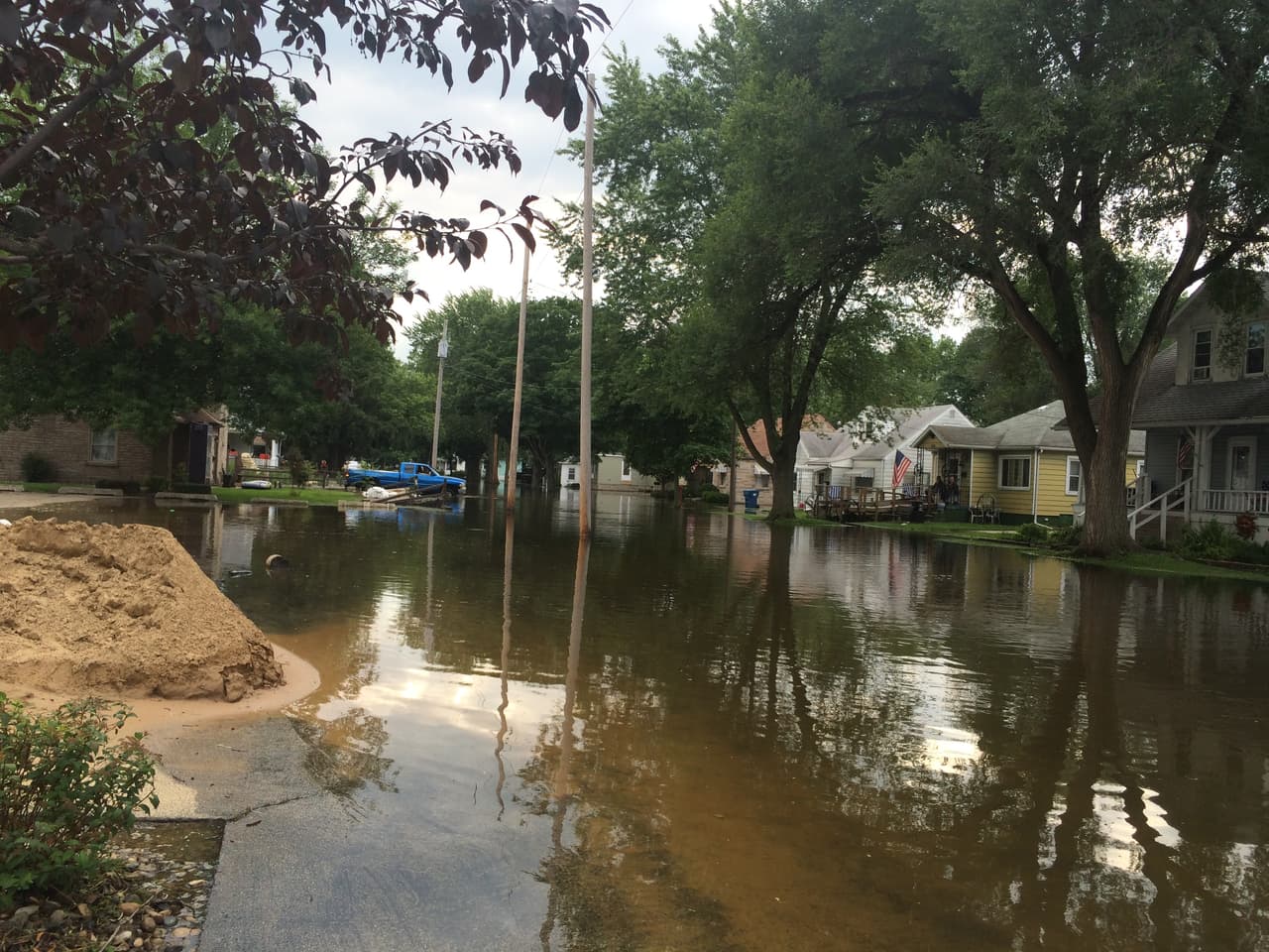 Decenas de familias perdieron todo luego que sus casas y las calles de la comunidad quedaran bajo agua.