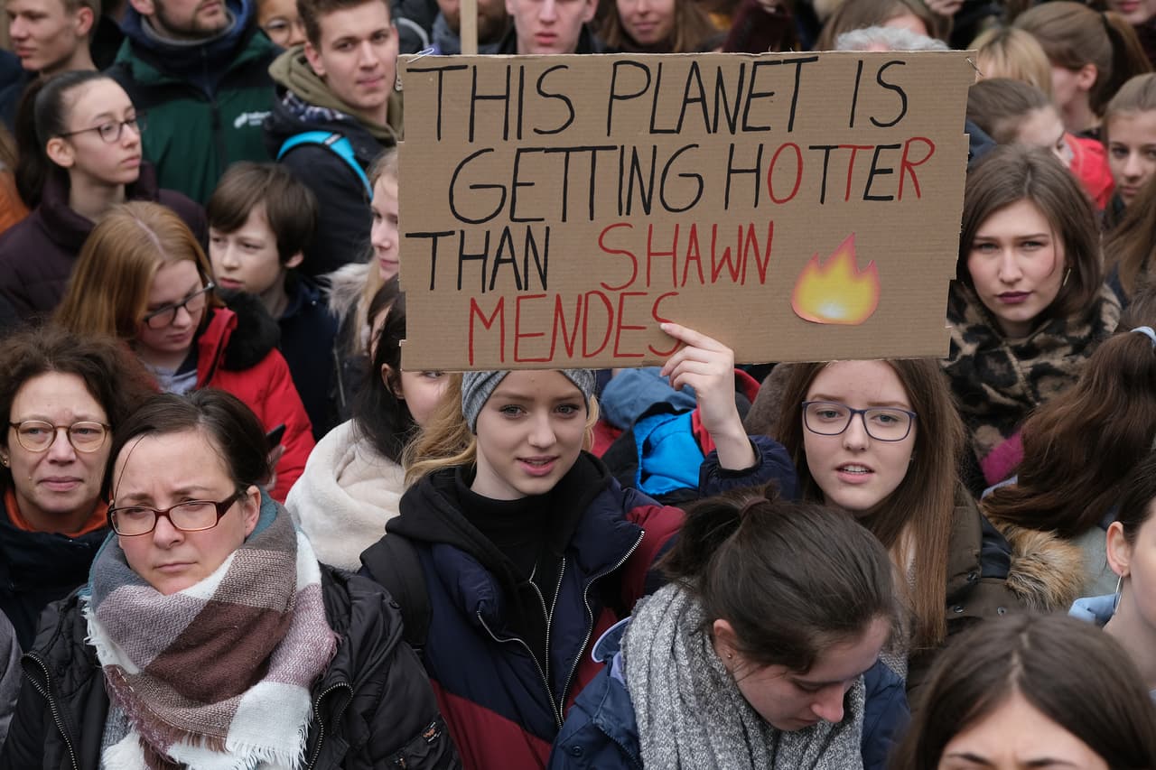 <b>Berlín, Alemania. </b>La estudiante sostiene un cartel que dice "este planeta se está calentando más que Shawn Mendes", en alusión al joven cantante canadiense. Más de 220 manifestaciones se llevaron a cabo en toda Alemania y sólo en Berlín manifestaron alrededor de 25,000 personas.