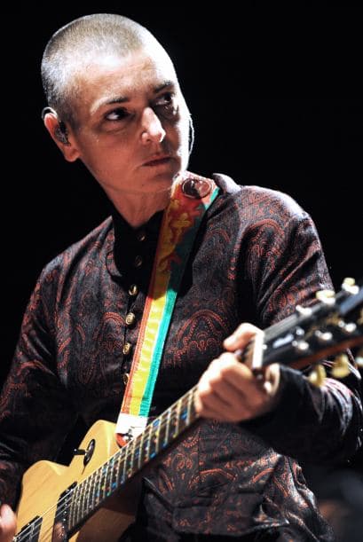 La actitud de la cantante levantó la ira de la comunidad católica, quien la tachó de hereje.