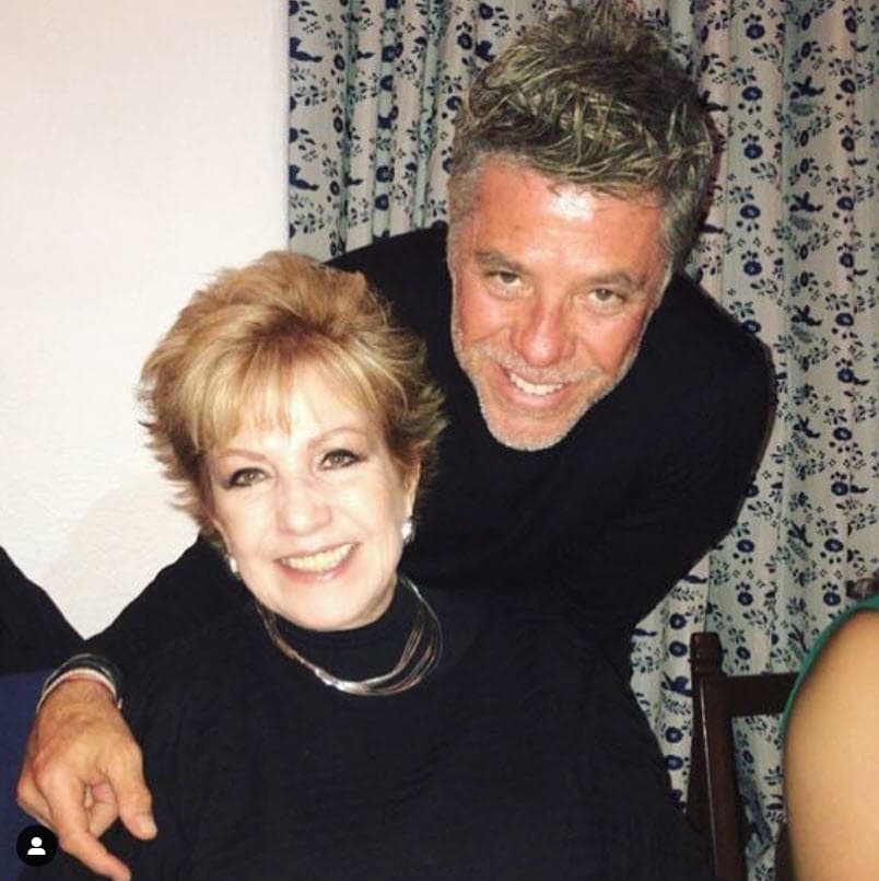 <b>Fernando Iriarte, hijo de Maxine Woodside, y la propia periodista</b> también sufrieron la presunta violencia de Enrique Guzmán. Recientemente la comunicadora recordó cuando supuestamente el cantante contrató a dos hombres para que
<b>amagaran a su chofer y dañaran su ropa</b>.
<br>