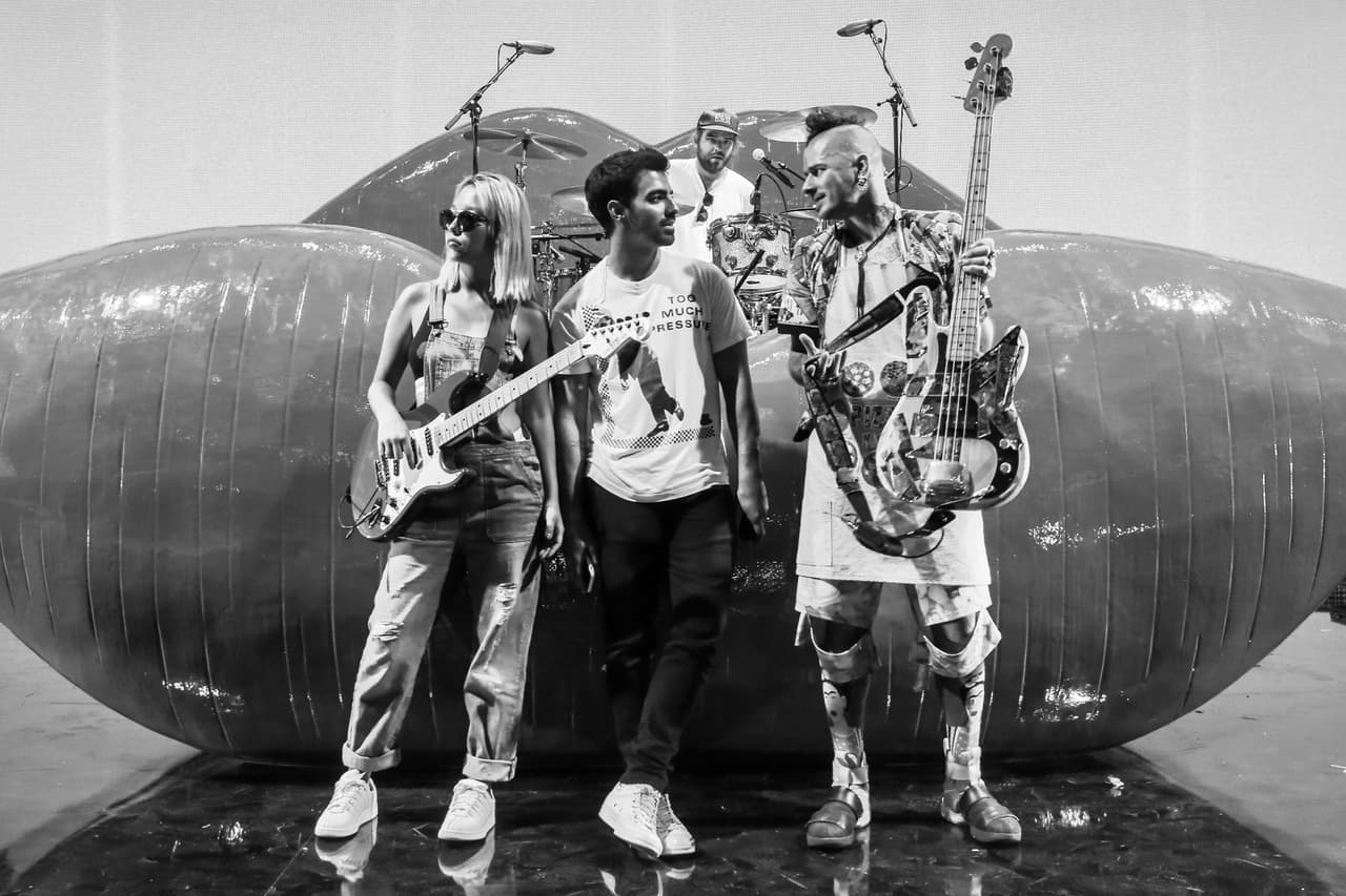 DNCE ensayó el tema 'Kissing Strangers'.