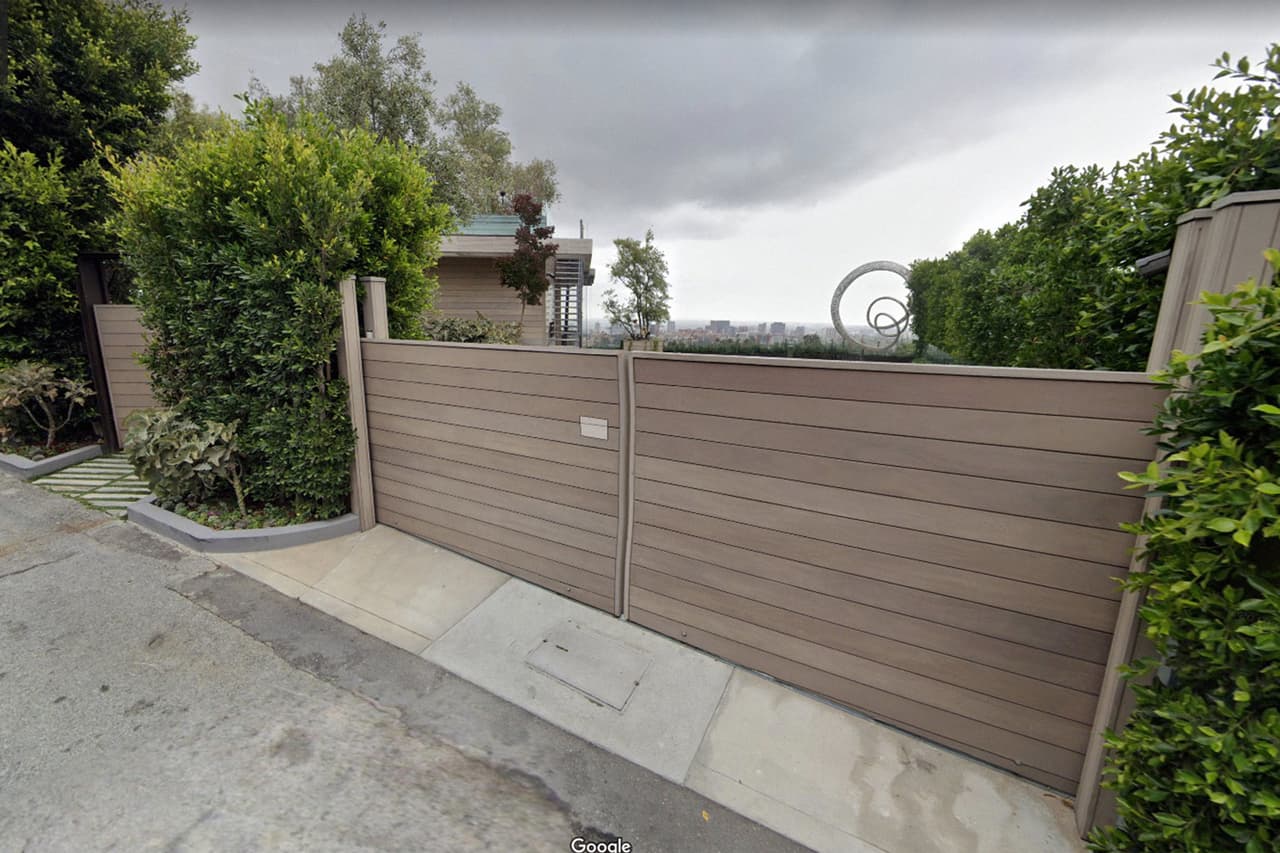 <b>Puesto 13. Mansión 822 Sarbonne Road, en Los Ángeles, California: 75 millones de dólares.</b> La casa de 75,000 pies cuadrados tiene nueve cuartos, 12 baños, un elevador para autos, una sala de cine, un taller de arte y un spa, entre otros lujos.
<a href="https://variety.com/2019/dirt/real-estate/75-milion-house-bel-air-1203274531/" target="_blank">Fue comprada a mediados de 2019 por Liang ‘Johnson’ Zhang</a>, hijo del magnate inmobiliario chino Zhang Li.