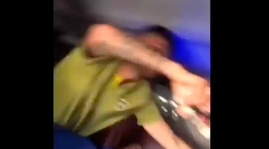 Uno de los jugadores de Boca procede a cerrar con una cortina el vidrio del bus luego de la agresión-