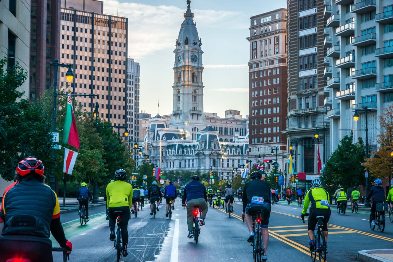 <b><a href="https://phillybikeride.com/">Philly Bike Ride (14 de octubre)</a></b>. Después de un exitoso año inaugural, Philly Bike Ride invita a los ciclistas de todos los niveles a recorrer 20 millas de calles sin automóviles. La ruta lleva a los ciclistas desde el Museo de Arte de Filadelfia y de regreso, pasando por monumentos populares. El viaje termina con un festival con música, comida y actividades.